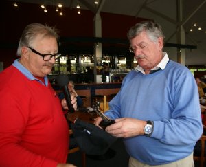 V.l.n.r.: wedstrijdleider Frans Geers en winnaar Hein Pannekoek.