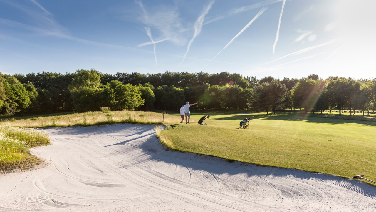 Golfers op een zonnige golfbaan bij de Semslanden